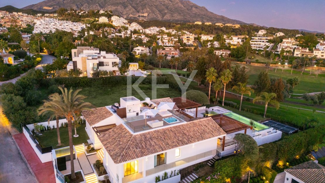 Villa de golf en primera línea con spa, cine y vistas panorámicas en Aloha, Nueva Andalucía