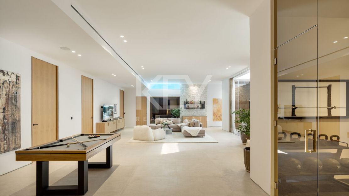 Villa de golf en primera línea con spa, cine y vistas panorámicas en Aloha, Nueva Andalucía