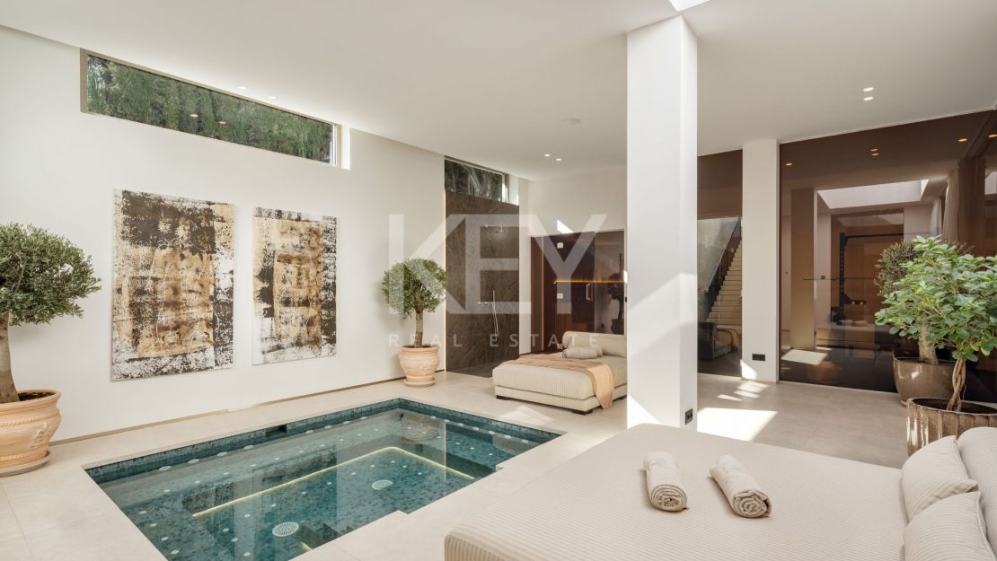 Villa de golf en primera línea con spa, cine y vistas panorámicas en Aloha, Nueva Andalucía