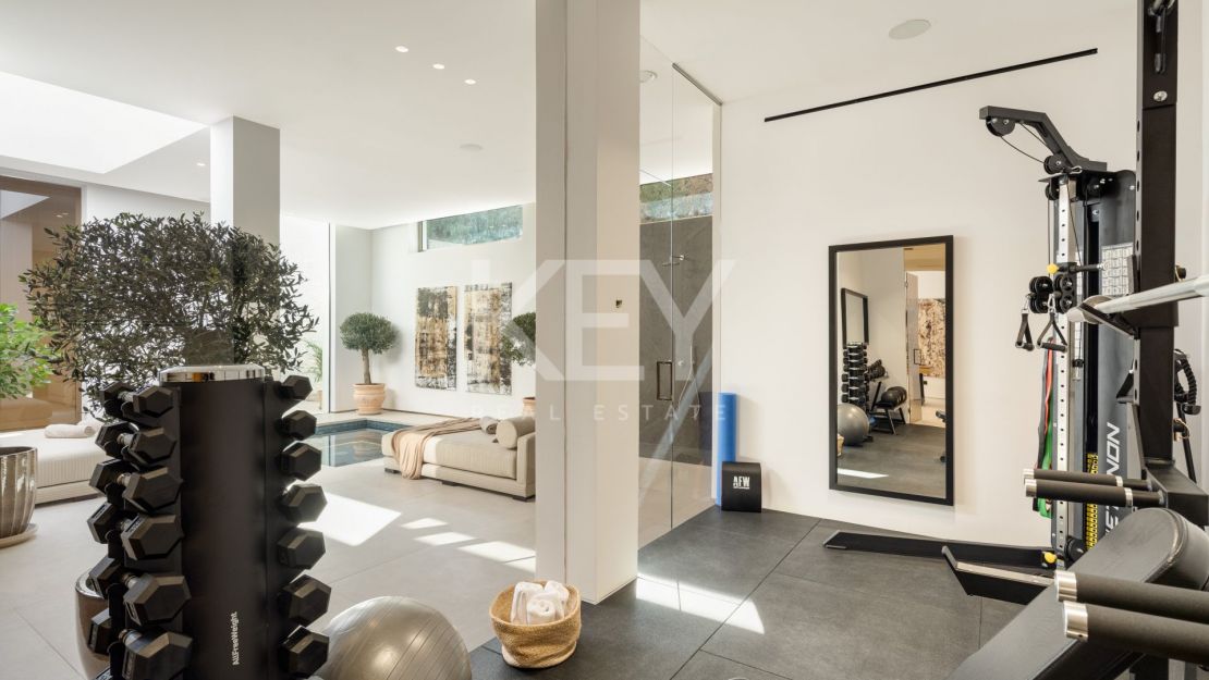 Villa de golf en primera línea con spa, cine y vistas panorámicas en Aloha, Nueva Andalucía