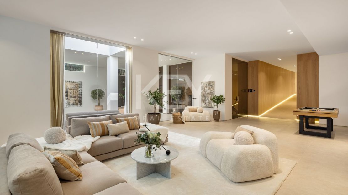 Villa de golf en primera línea con spa, cine y vistas panorámicas en Aloha, Nueva Andalucía