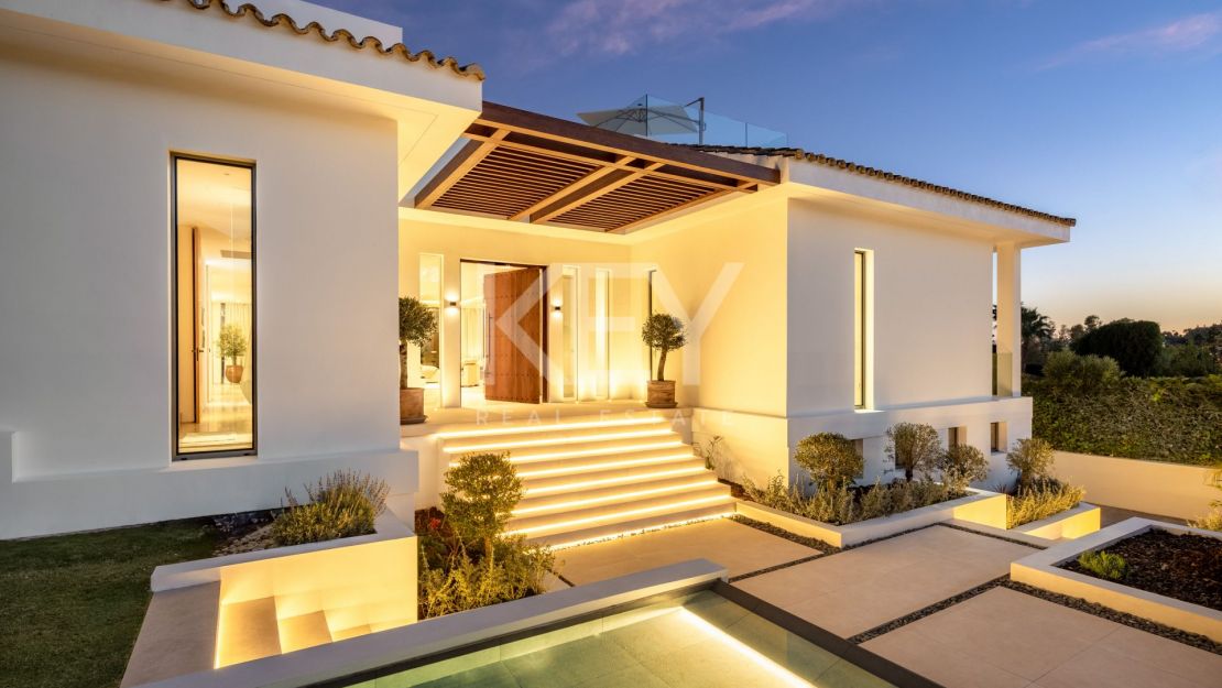 Villa de golf en primera línea con spa, cine y vistas panorámicas en Aloha, Nueva Andalucía