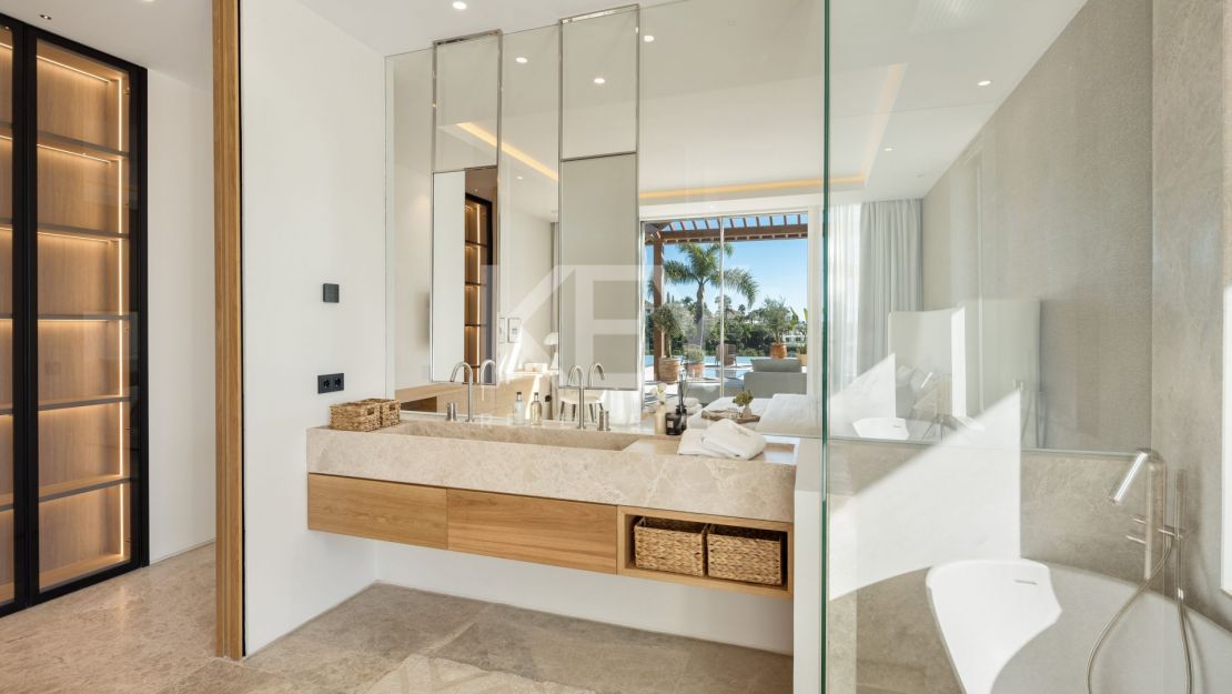 Villa de golf en primera línea con spa, cine y vistas panorámicas en Aloha, Nueva Andalucía