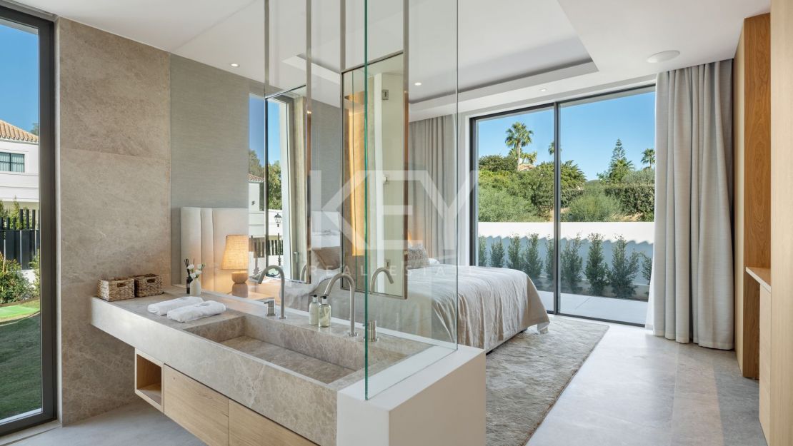 Villa de golf en primera línea con spa, cine y vistas panorámicas en Aloha, Nueva Andalucía