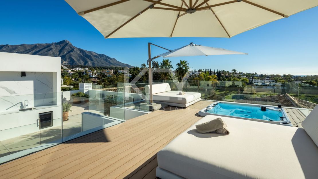 Villa de golf en primera línea con spa, cine y vistas panorámicas en Aloha, Nueva Andalucía