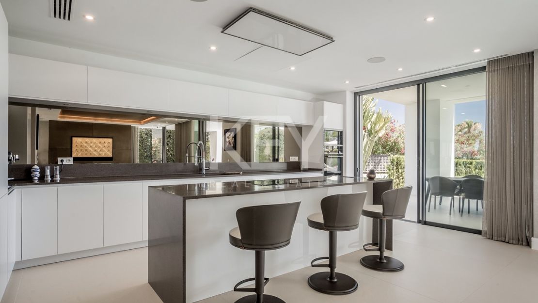 Великолепная современная вилла с видом на горы в Лас Ломас де Марбелья Клуб