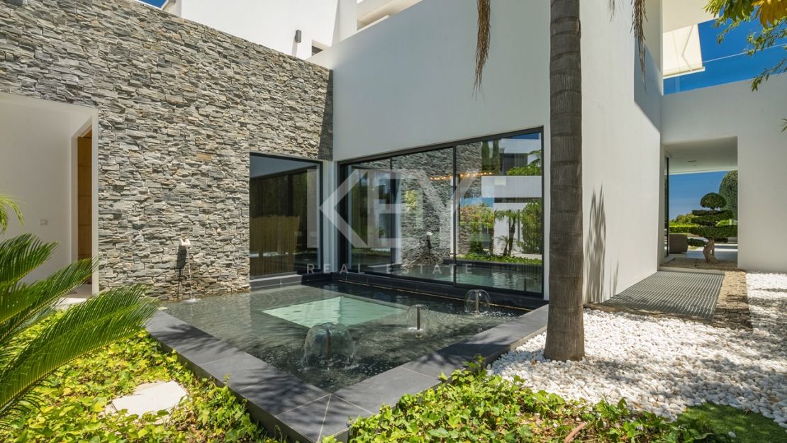 Великолепная современная вилла с видом на горы в Лас Ломас де Марбелья Клуб