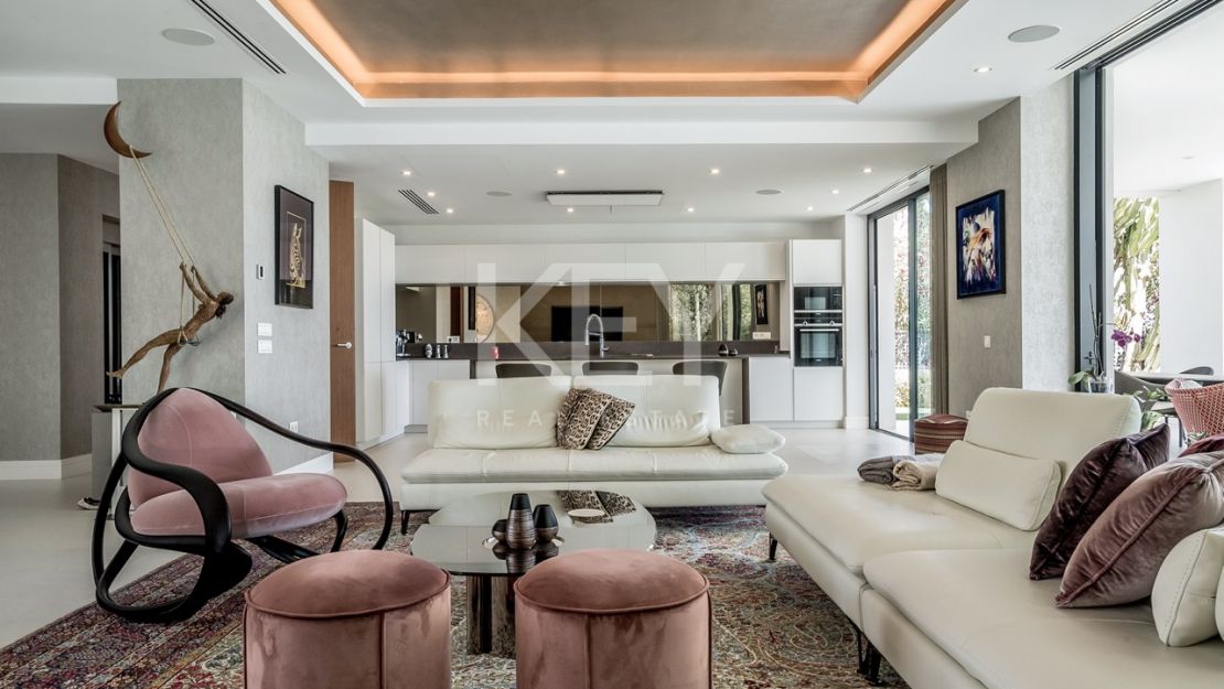 Великолепная современная вилла с видом на горы в Лас Ломас де Марбелья Клуб