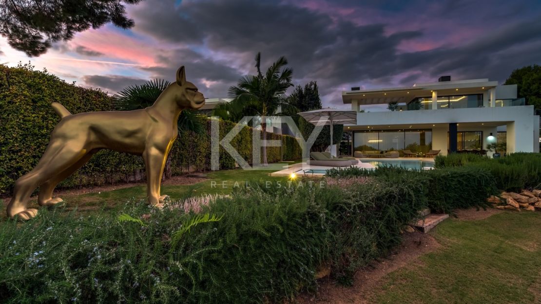 Великолепная современная вилла с видом на горы в Лас Ломас де Марбелья Клуб