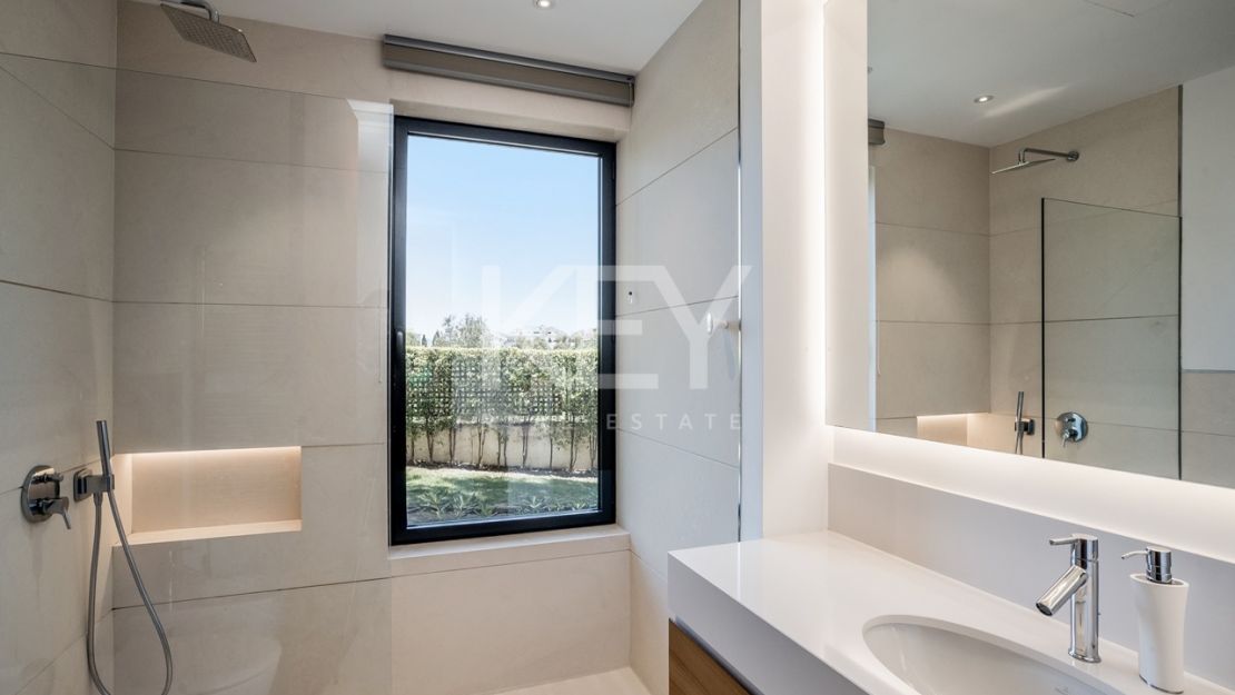 Великолепная современная вилла с видом на горы в Лас Ломас де Марбелья Клуб