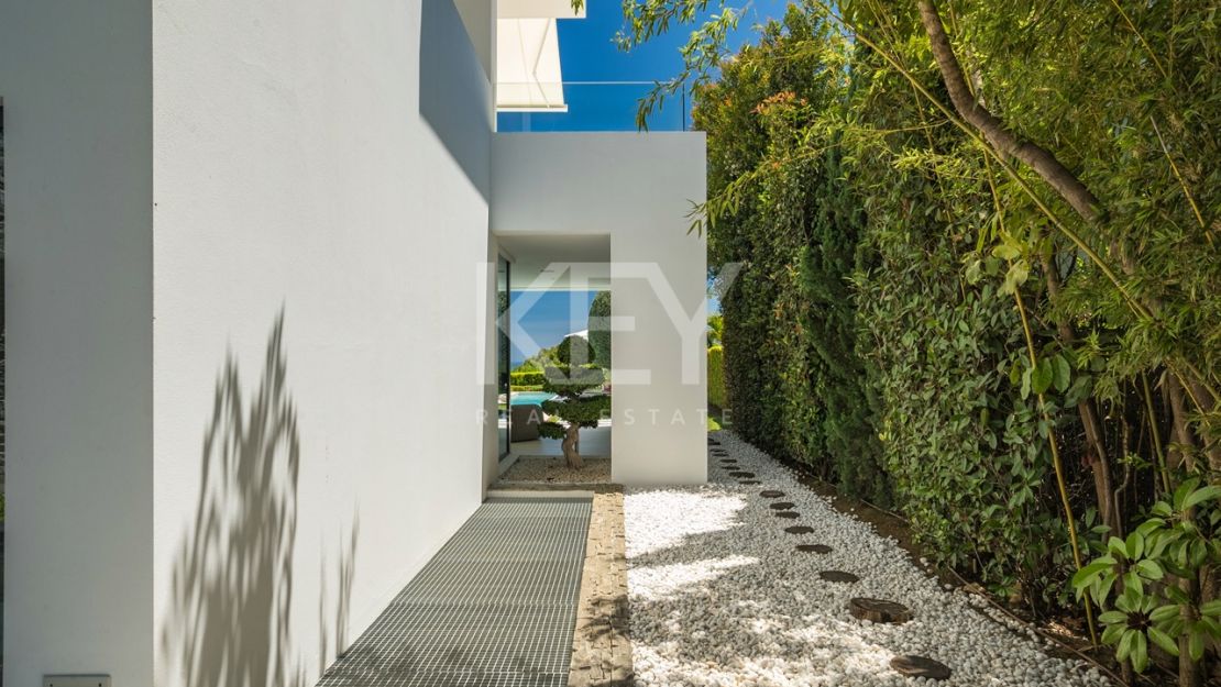 Великолепная современная вилла с видом на горы в Лас Ломас де Марбелья Клуб