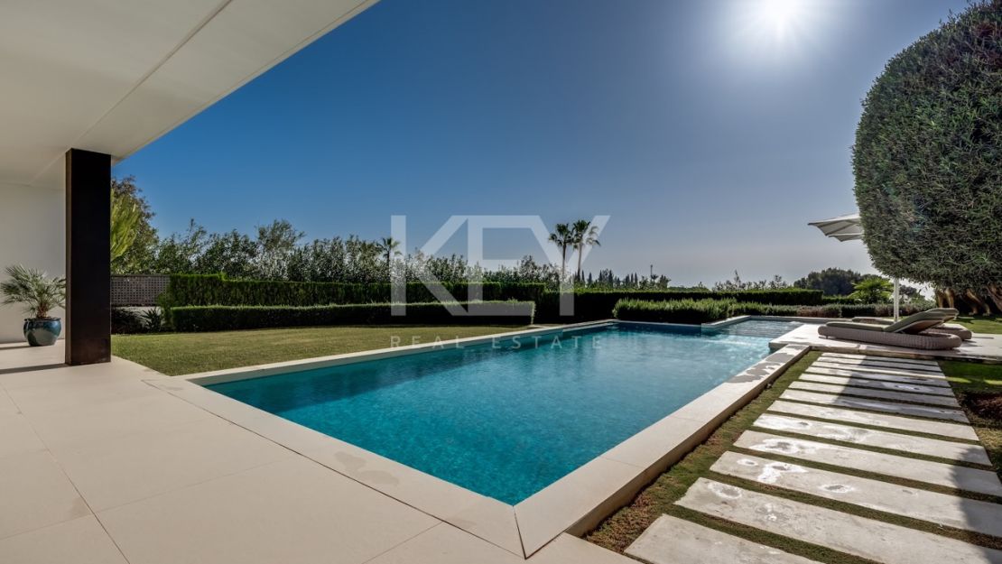 Великолепная современная вилла с видом на горы в Лас Ломас де Марбелья Клуб