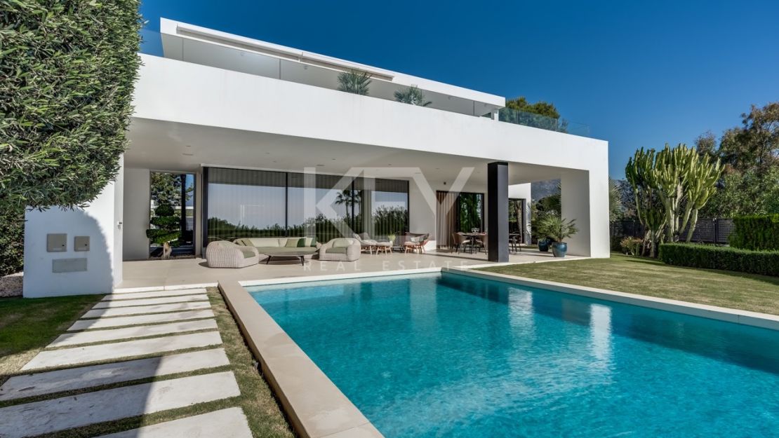 Великолепная современная вилла с видом на горы в Лас Ломас де Марбелья Клуб