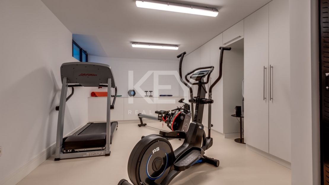 Великолепная современная вилла с видом на горы в Лас Ломас де Марбелья Клуб