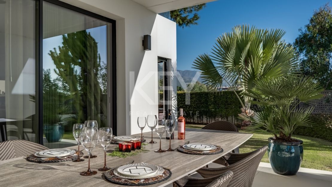 Великолепная современная вилла с видом на горы в Лас Ломас де Марбелья Клуб