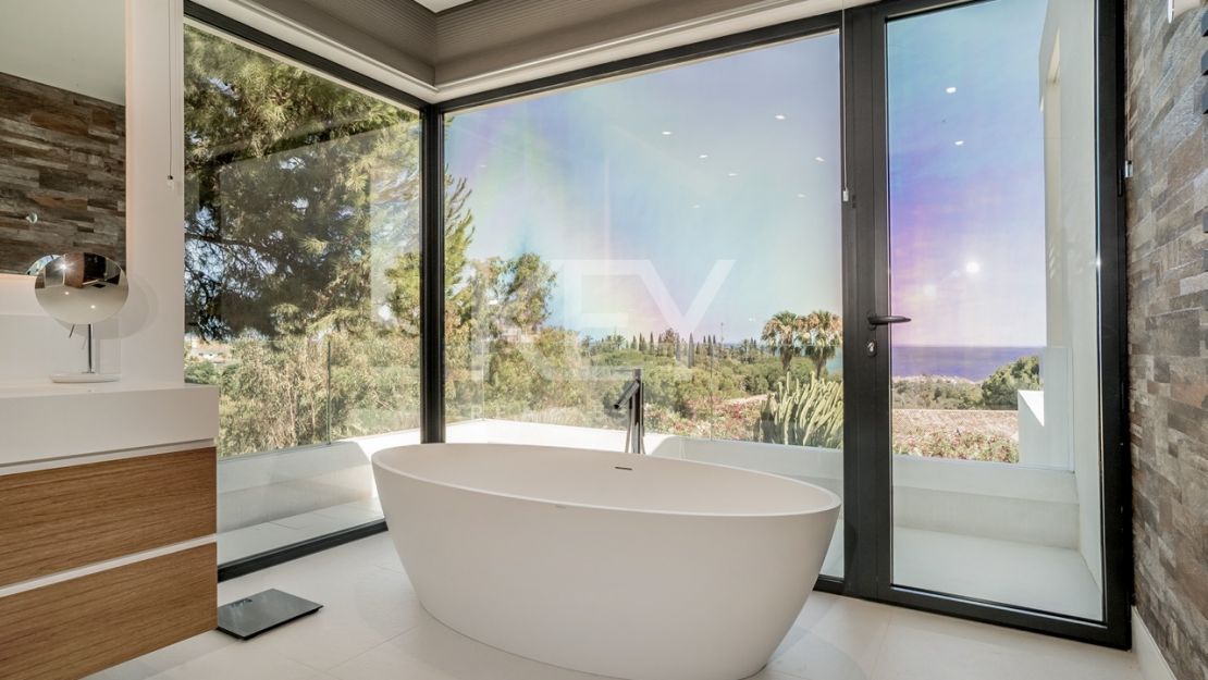 Великолепная современная вилла с видом на горы в Лас Ломас де Марбелья Клуб