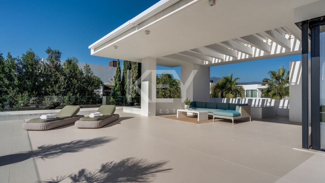 Великолепная современная вилла с видом на горы в Лас Ломас де Марбелья Клуб