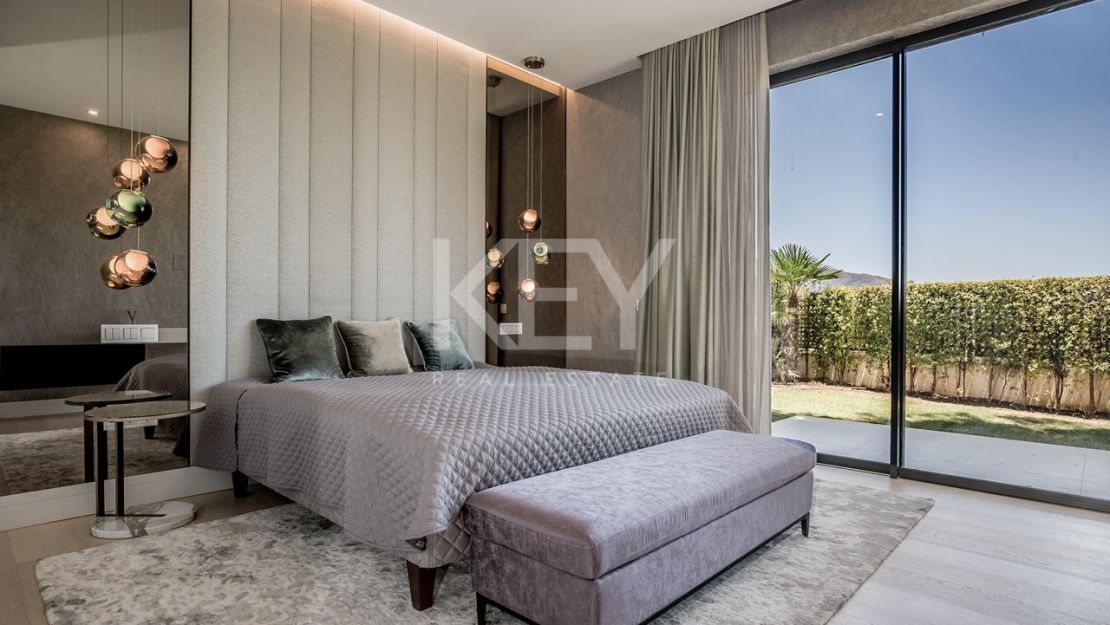 Великолепная современная вилла с видом на горы в Лас Ломас де Марбелья Клуб