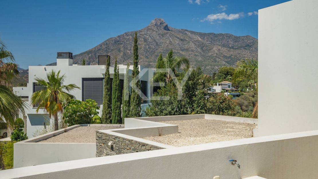 Великолепная современная вилла с видом на горы в Лас Ломас де Марбелья Клуб