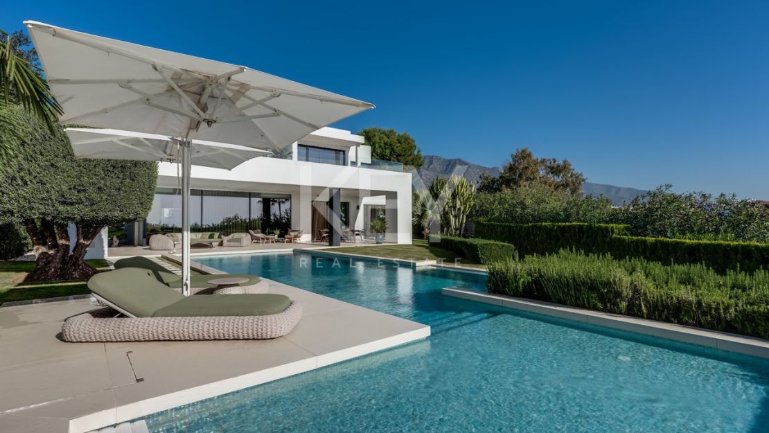 Великолепная современная вилла с видом на горы в Лас Ломас де Марбелья Клуб