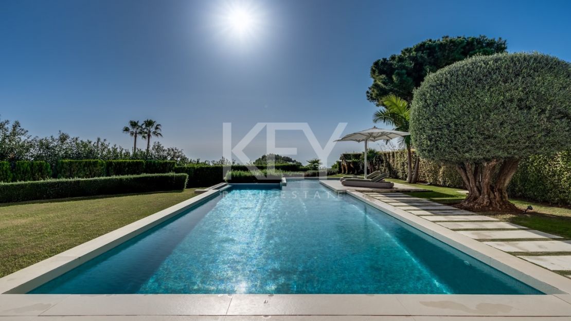 Великолепная современная вилла с видом на горы в Лас Ломас де Марбелья Клуб