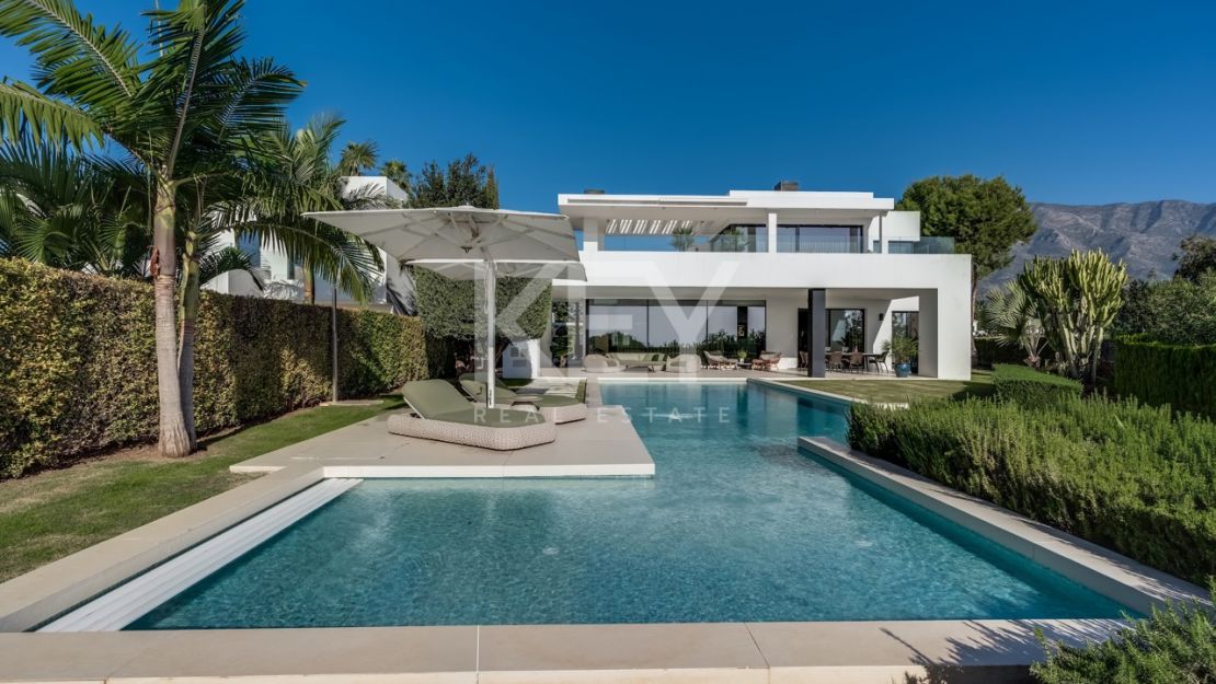 Великолепная современная вилла с видом на горы в Лас Ломас де Марбелья Клуб