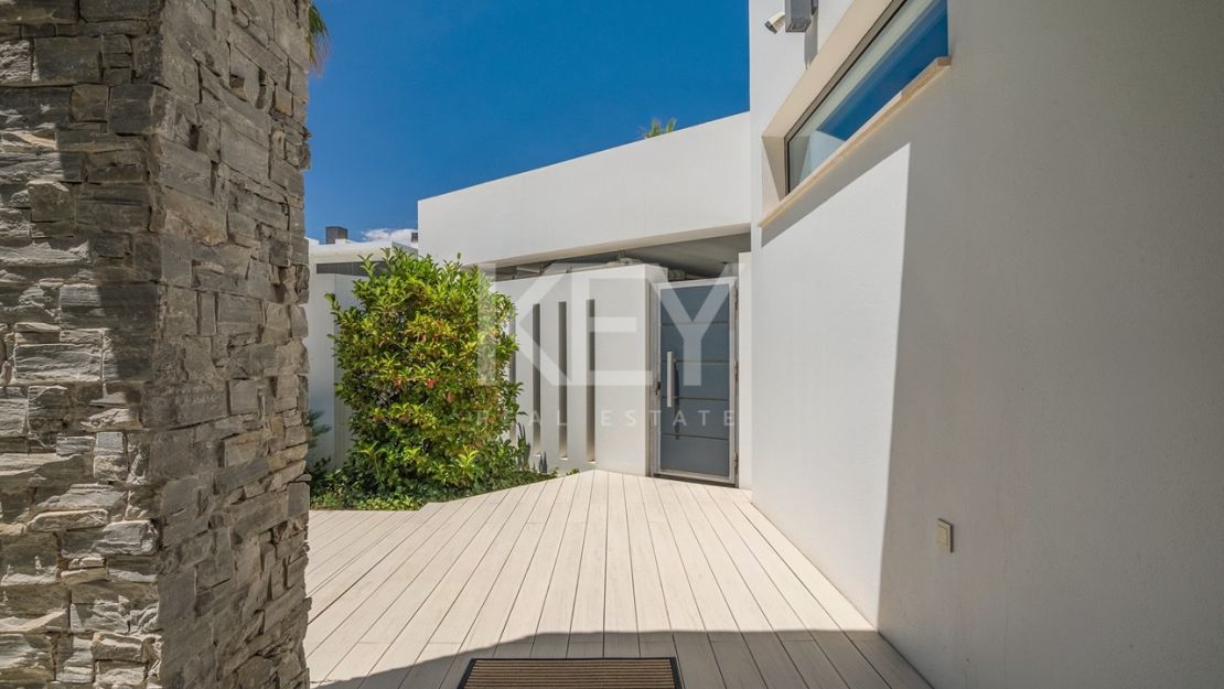 Великолепная современная вилла с видом на горы в Лас Ломас де Марбелья Клуб