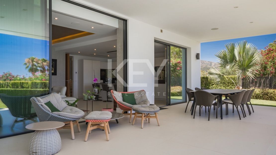 Великолепная современная вилла с видом на горы в Лас Ломас де Марбелья Клуб