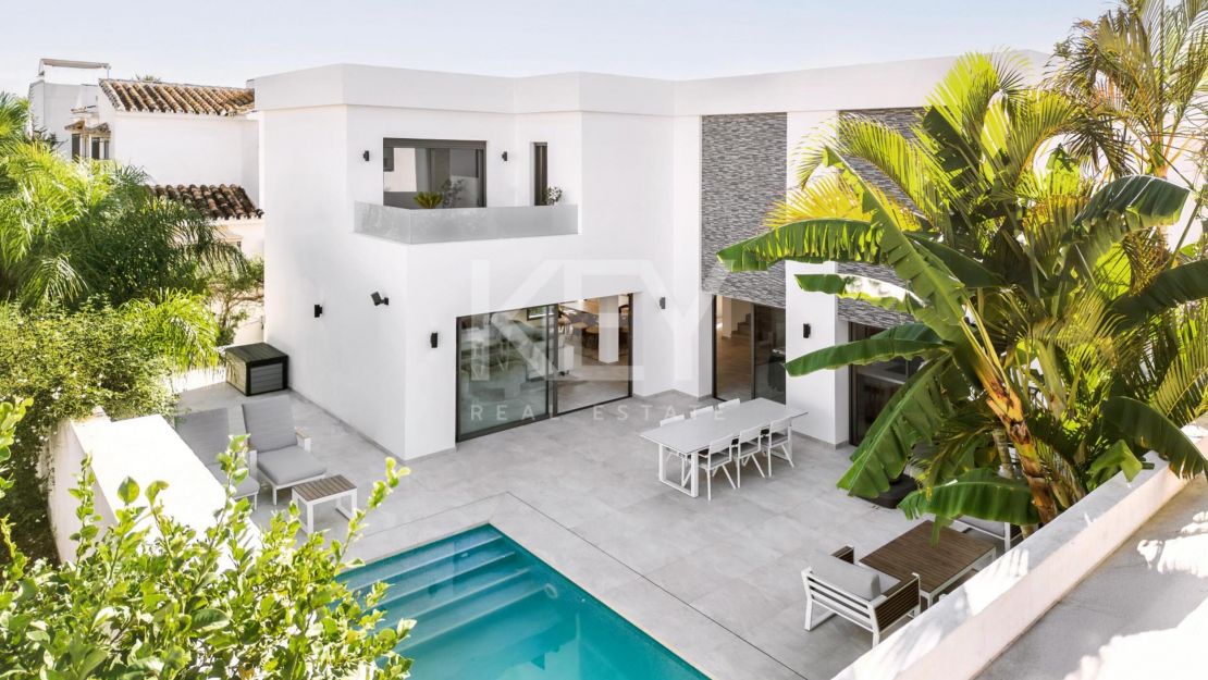 Villa de lujo contemporánea en una ubicación privilegiada de Marbella, a pasos del casco antiguo y las playas, Milla de Oro de Marbella.