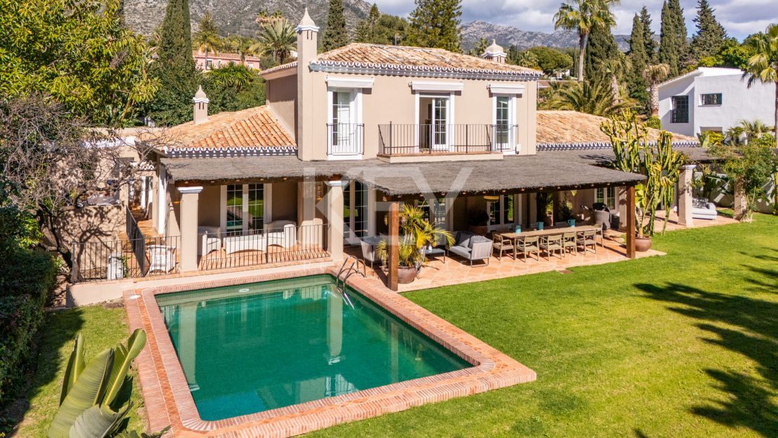 Lujosa Villa de 4 dormitorios en venta, en Nagüeles, Mille de Oro,  Marbella