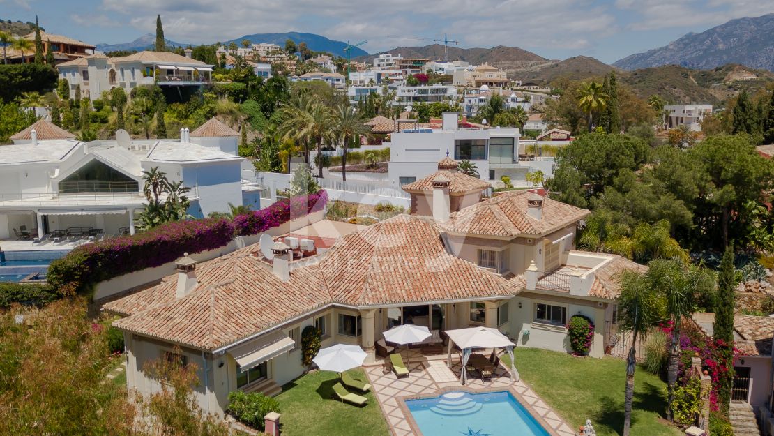 Beautiful villa in traditional Andalusian style with sea views in El Herrojo Alto, La Quinta, Benahavis, Benahavis.