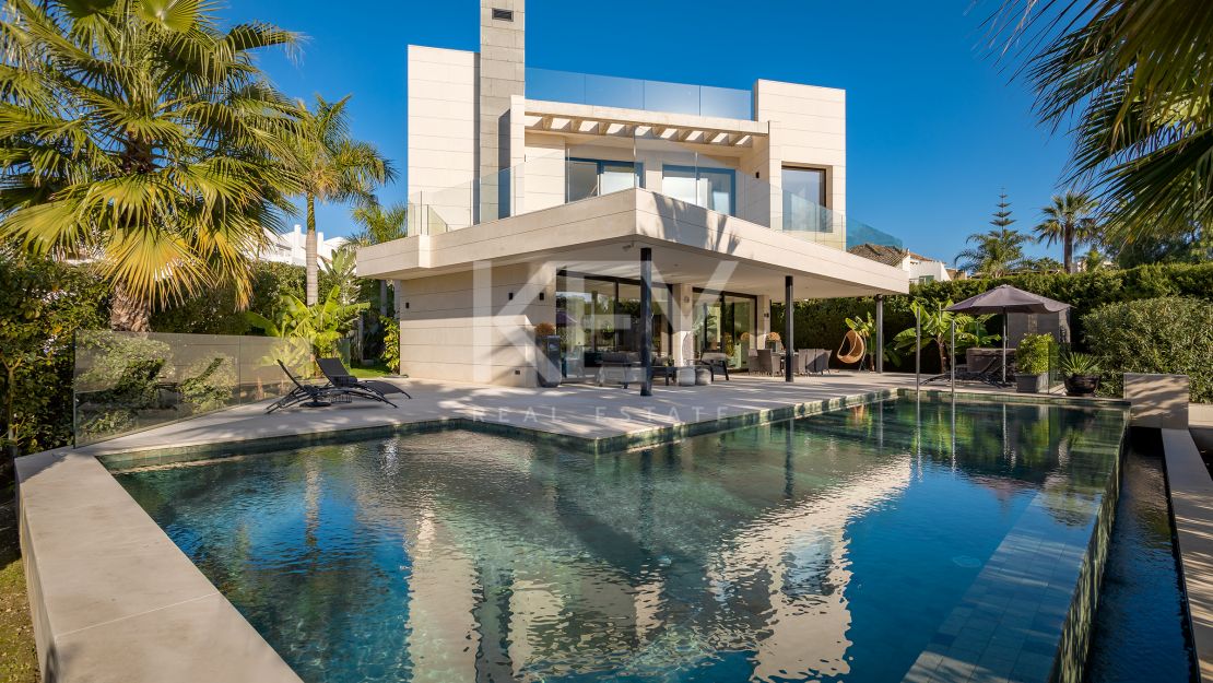 Brilliand and modern Villa for sale in Parcelas del Golf, Marbella