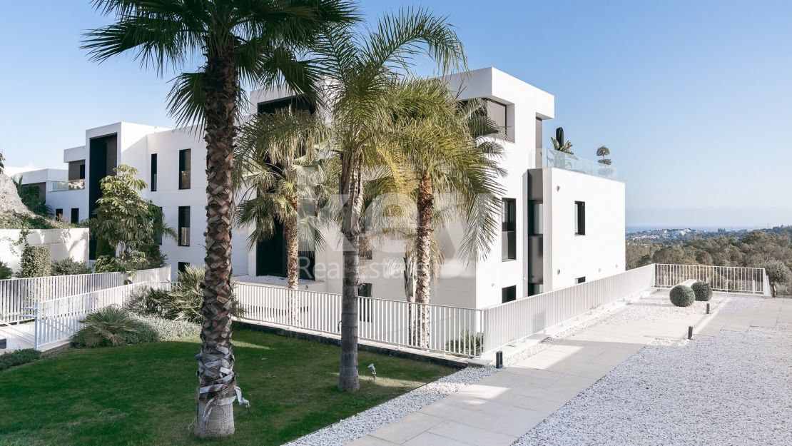 Moderno apartamento en planta baja con vistas al golf y al mar en Nueva Andalucía, Marbella.