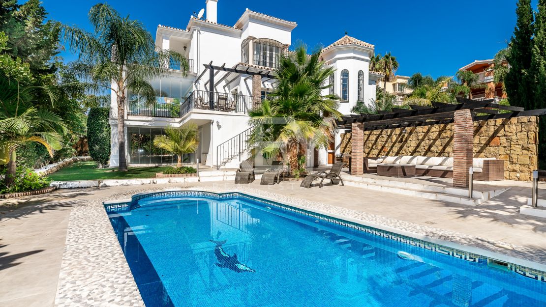 Villa Lu: Exquisite Short-Term Rental with Modern Design in Nueva Andalucia, Marbella
