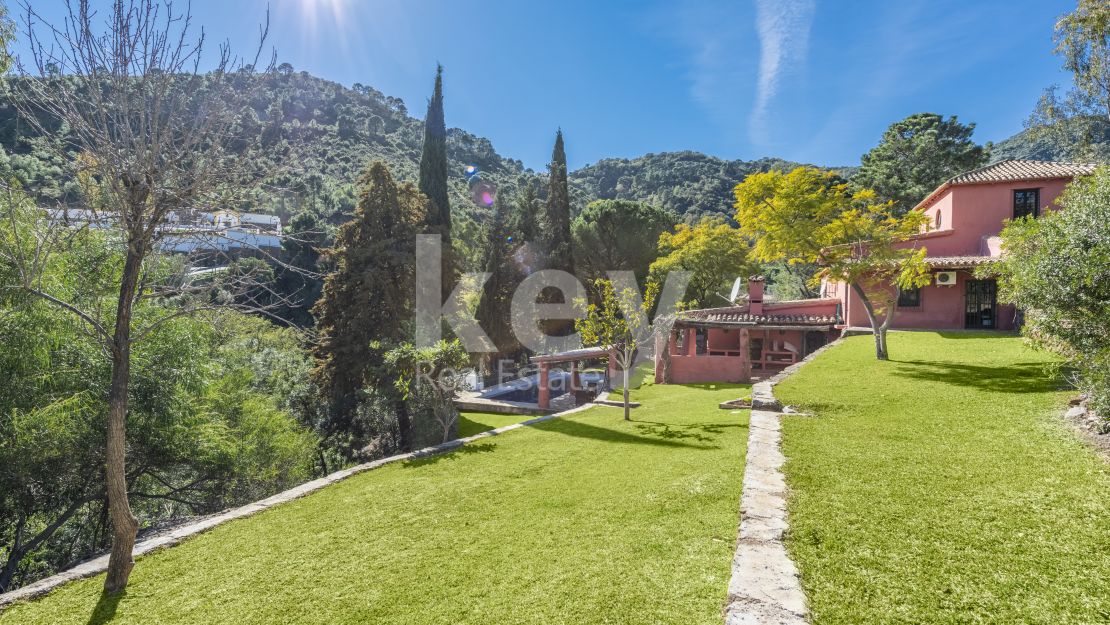 Authentic finca with large plot for sale, walking distance to the centre of Benahavis. 
