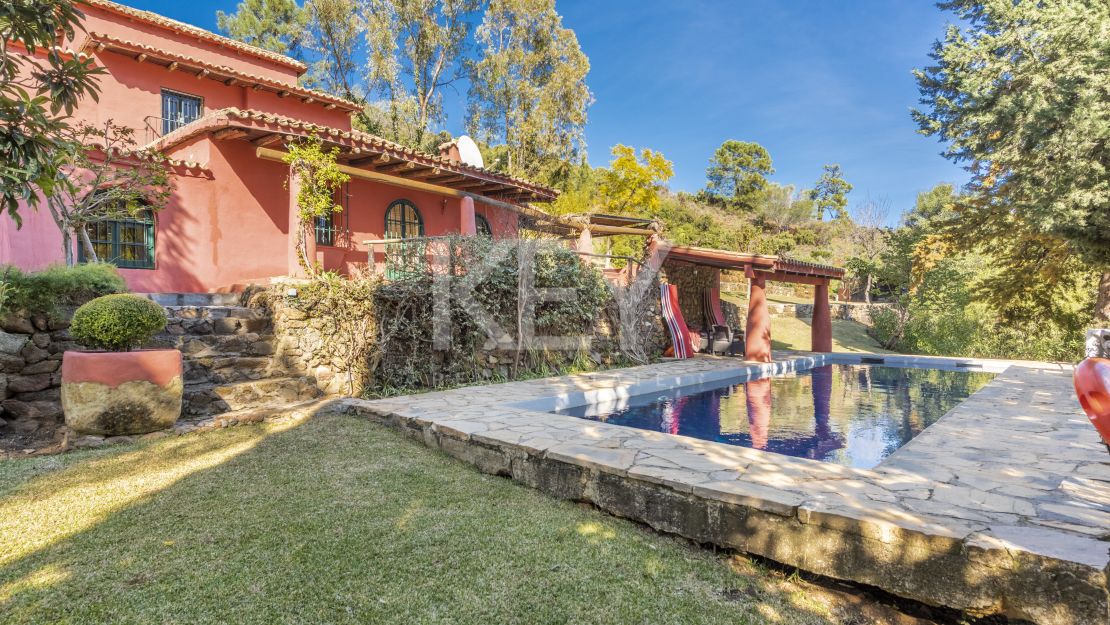 Authentic finca with large plot for sale, walking distance to the centre of Benahavis. 