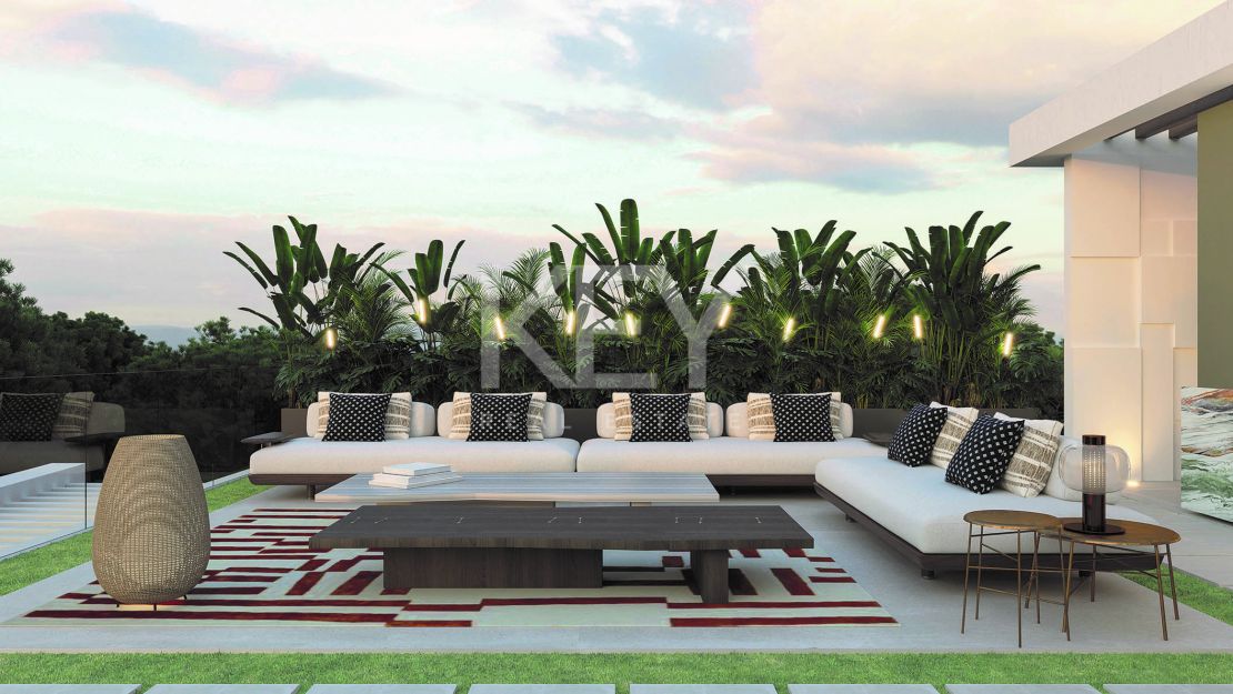 Lujosa villa pareada situada en primera línea de playa en Las Chapas, Marbella