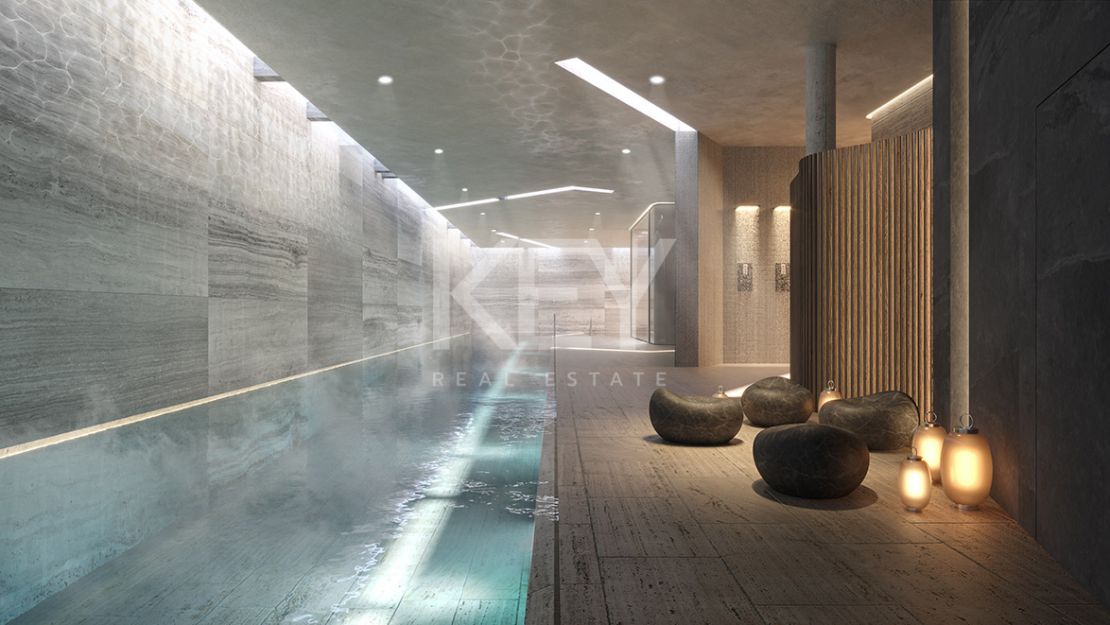 Lujosa villa pareada situada en primera línea de playa en Las Chapas, Marbella