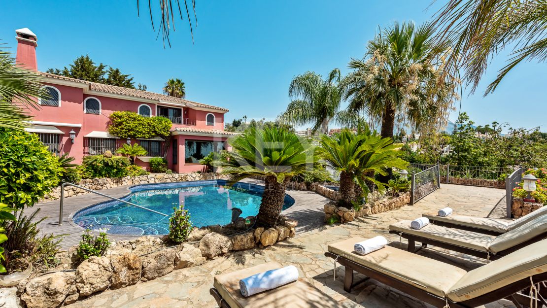 Fantástica villa en estilo Mediterráneo con vistas panorámicas en Nueva Andalucia, Marbella