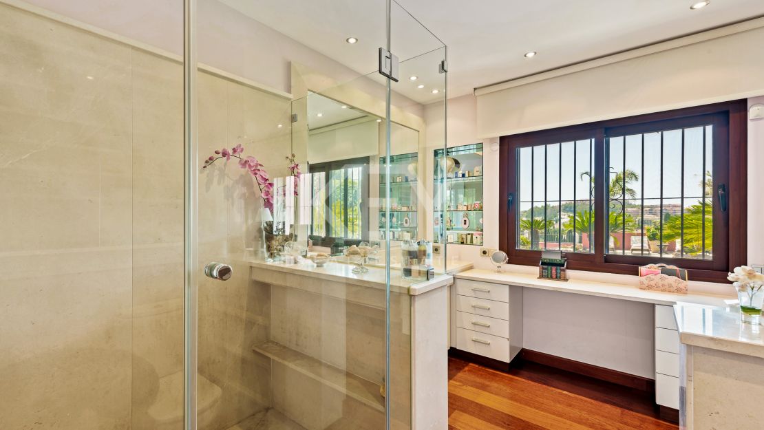 Fantástica villa en estilo Mediterráneo con vistas panorámicas en Nueva Andalucia, Marbella