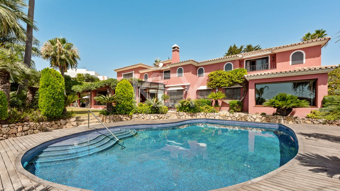 Fantástica villa en estilo Mediterráneo con vistas panorámicas en Nueva Andalucia, Marbella