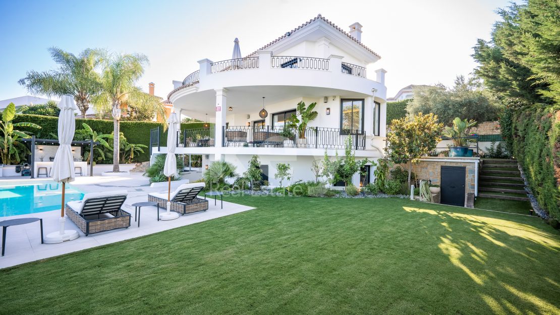 Beautiful renovated villa with views of the Mediterranean Sea in La Quinta, Benahavis, Marbella.