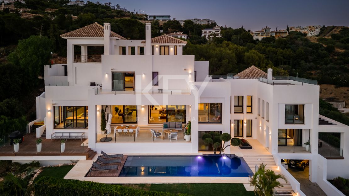 Sensacional villa moderna con vistas panorámicas al mar en Los Altos de Los Monteros, Marbella 
