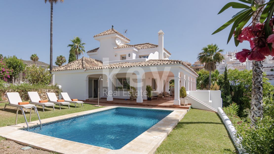 Wonderful holiday villa with unbeatable location in Los Naranjos Hill Club, Marbella.
