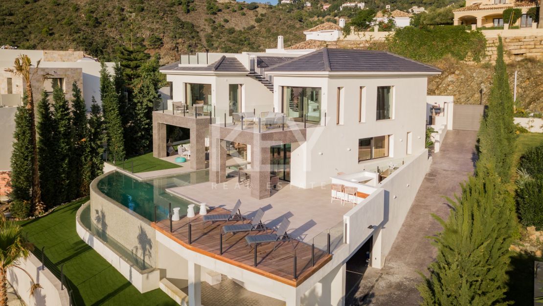 Magnificent Private Villa with Sea and Mountain Views in Lomas de La Quinta in Benahavis