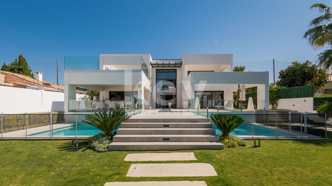 Luxury front line golf villa for sale in Guadalmina Alta