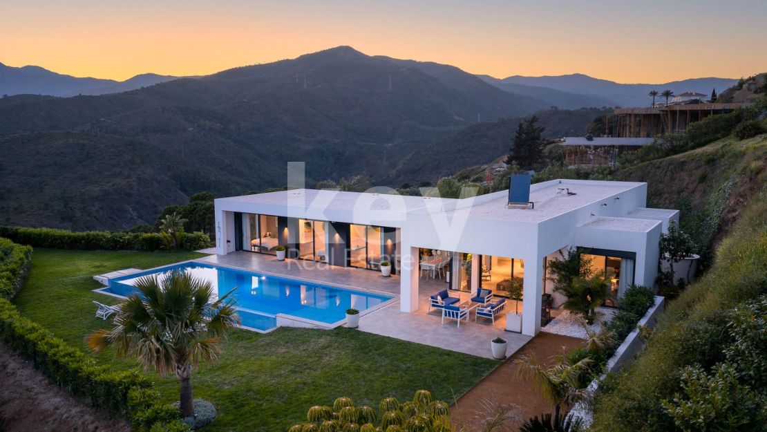 Impresionante villa moderna con vistas panorámicas al mar y montaña en Montemayor, Estepona
