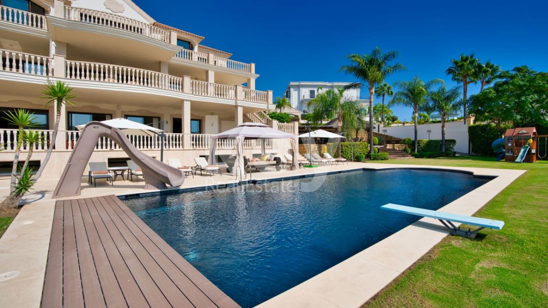 Fantastic classic style villa with direct views to the golf courses and lake in La Alqueria, Benahavis. 