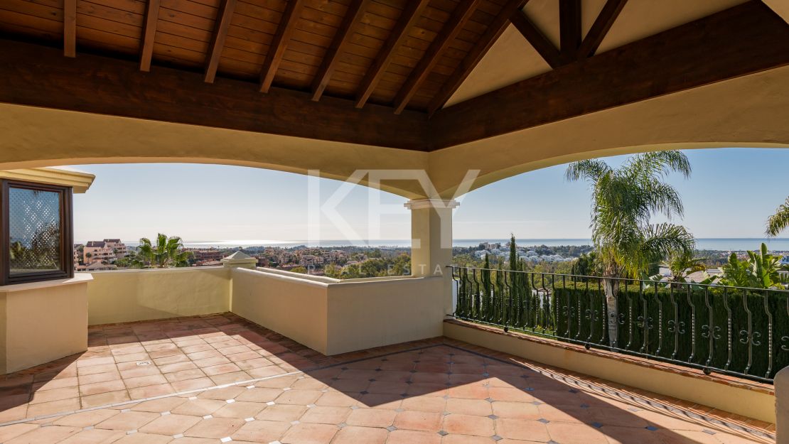 Classic style villa with Mediterranean Sea views in La Alqueria, Benahavis