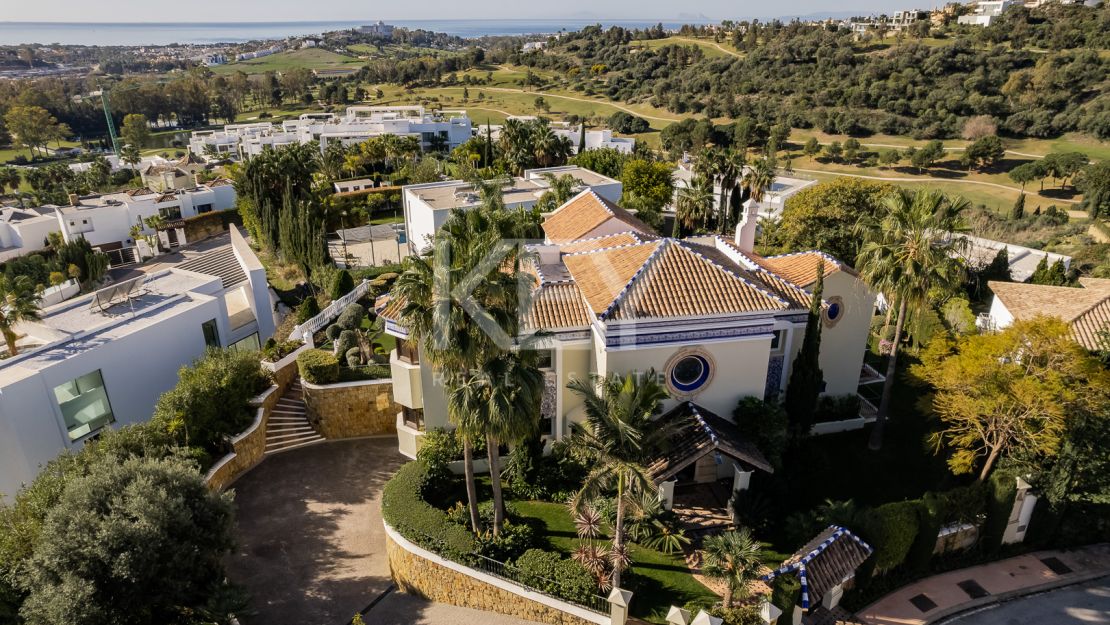 Classic style villa with Mediterranean Sea views in La Alqueria, Benahavis
